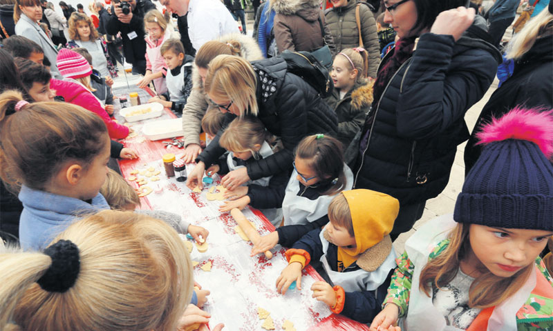 Djeca su se okušala u pripremi kolača/Goran Kovačić/PIXSELL