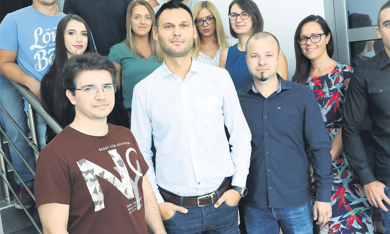 Direktor Ivica Kruhek (u bijeloj košulji) s timom vrsnih  stručnjaka. Trenutačno ih je 20, do kraja