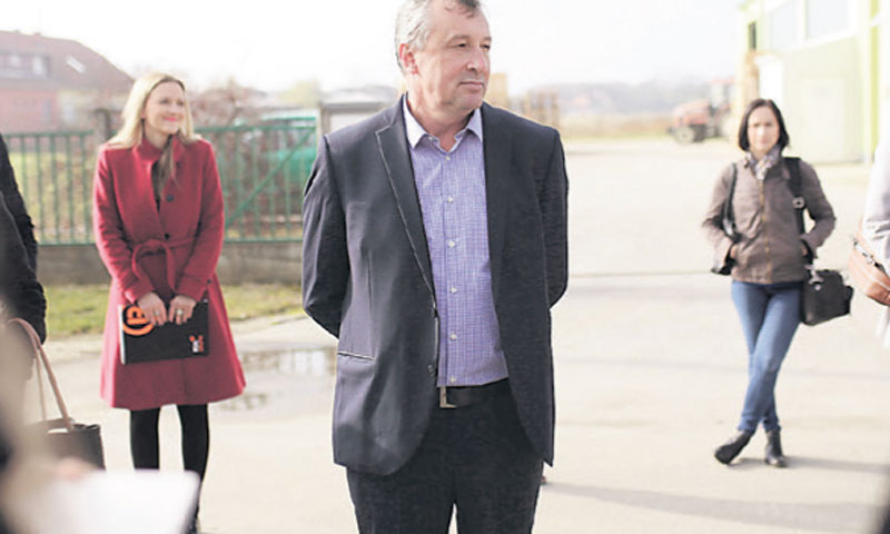 Zlatko Vinković, vlasnik poljoprivrednog obrta Vinković ispred 