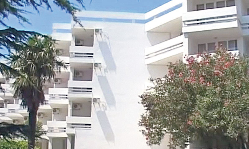 Hotel Korali smješten je uz samu morsku obalu