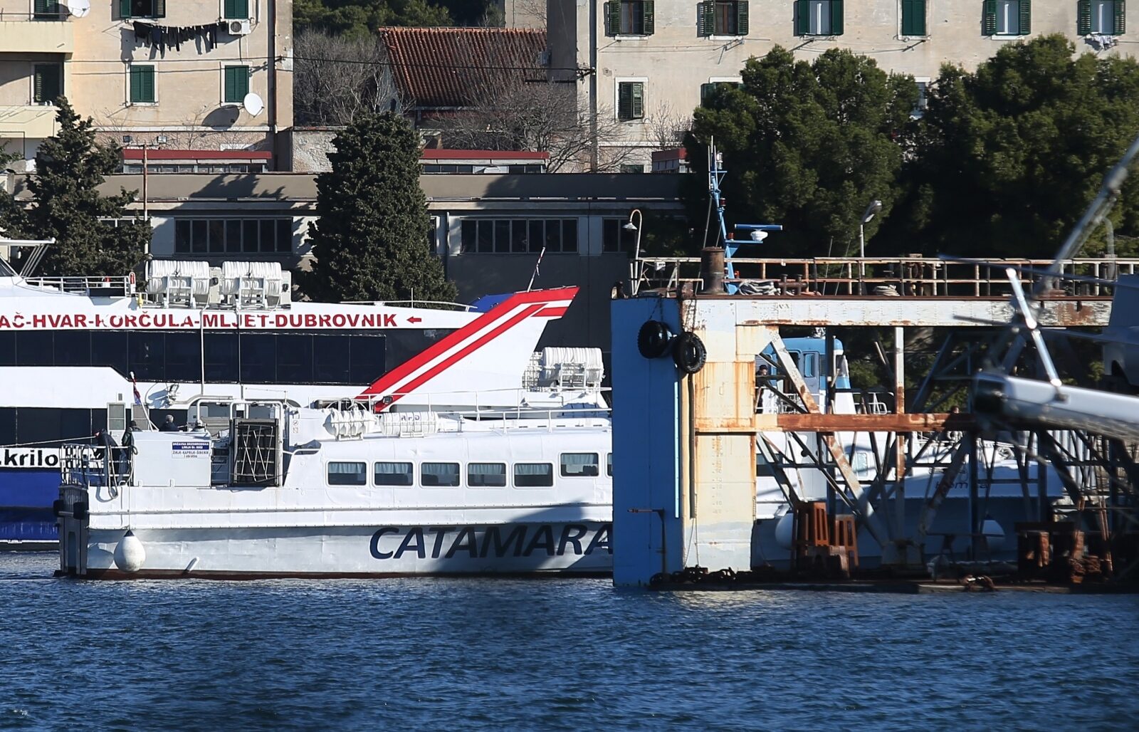 Dolazak oštećenog katamarana Komiža u remontno brodogradilište, Foto: Duško Marušić / Pixsell
