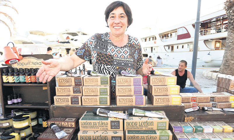 Muška i ženska kozmetika, maslinovo ulje, ušećereni bademi, krokanti... za kušanje i kupovinu