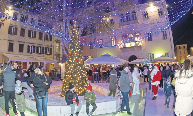 Akrobatske točke i glazbeni nastupi uz izvrsnu i raznolikiju gastro ponudu obradovali brojne Zadrane