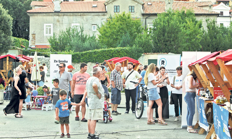 Građani su bili zainteresirani za proizvode OPG-ovaca, a mogli su dobiti i korisne savjete o sufinan