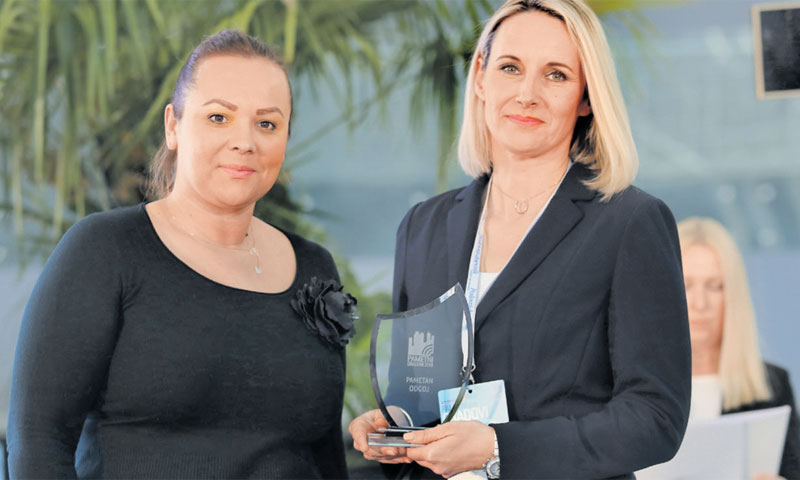 Jasna Bibić, direktorica prodaje medijskih rješenja Večernjeg lista i Poslovnog dnevnika  dodijelila