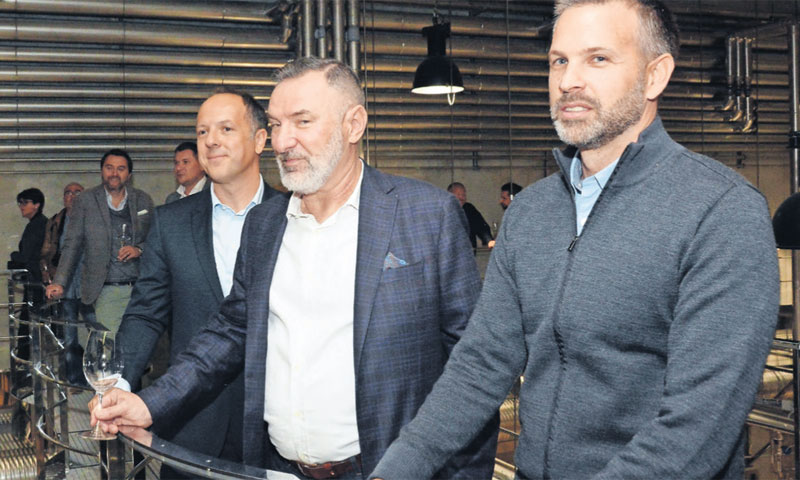 Predsjednik Uprave vinarije Andrej Markulin, vlasnik Josip Galić i glavni enolog Slaven Jeličić na u