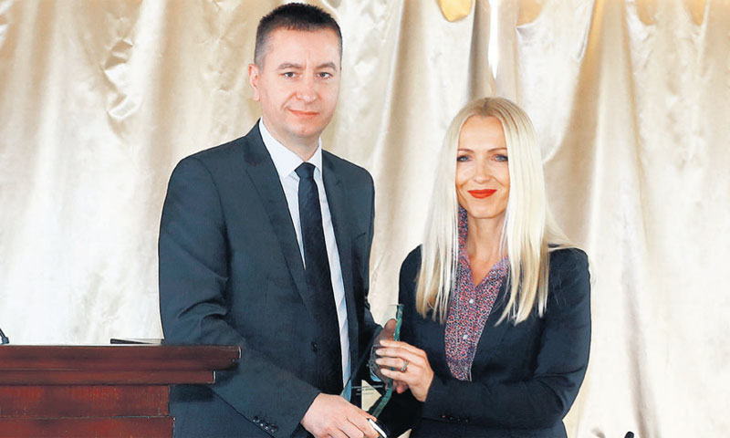 Fabris Peruško primio je nagradu za događaj godine od predsjednice Uprave Večernjeg lista Andreje Bo