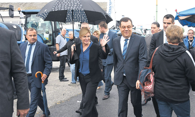 Predsjednica Kolinda Grabar-Kitarović u društvu Davorina Posavca i župana Damira Bajsa/D. ŠPEHAR/PIX