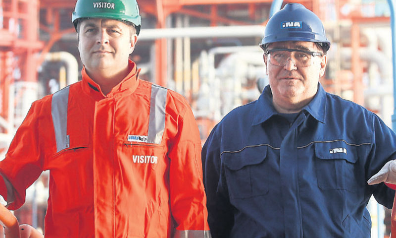 Ministar zaštite okoliša i energetike Tomislav Ćorić i predsjednik Uprave Ine Sandor Fasimon šeću iz