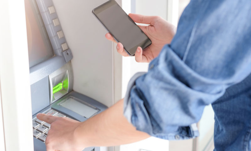 U mobilnoj aplikaciji klijent odabere iznos, a aplikacija kreira kod koji korisnik unosi u bankomat/