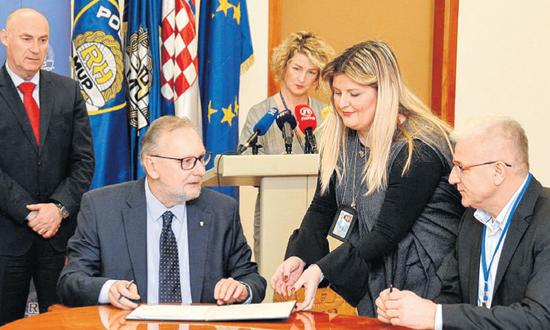 Božinović s predstavnicima domaćih tekstilaca/MUP