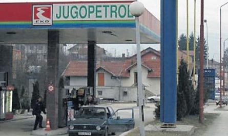 Po hranu na benzinsku postaju / PD