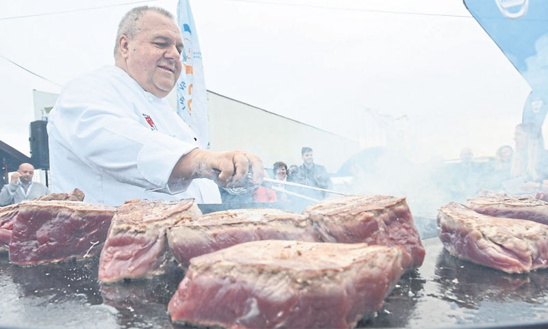 Jedna od najzanimljivijih događanja na sajmu bilo je i natjecanje u jedenju bifteka/Damir Špehar/PIX