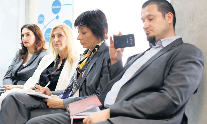 Pratnja sudionika okruglog stola/Boris Ščitar/VEČERNJI LIST