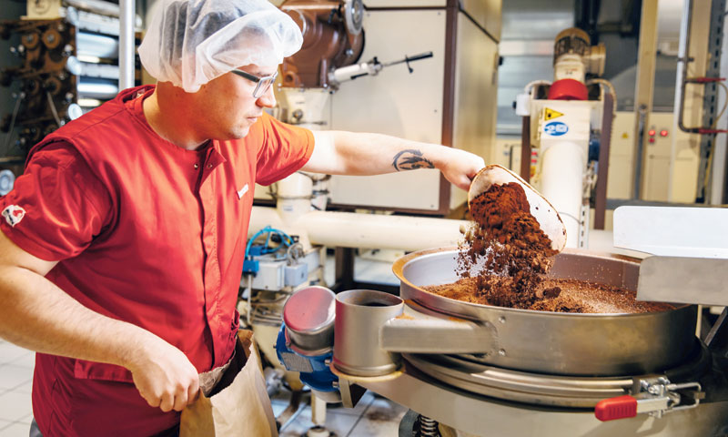 Proizvodnja kave je automatizirana uz nadzor čovjeka, a u proizvodnji je zaposleno 30 ljudi