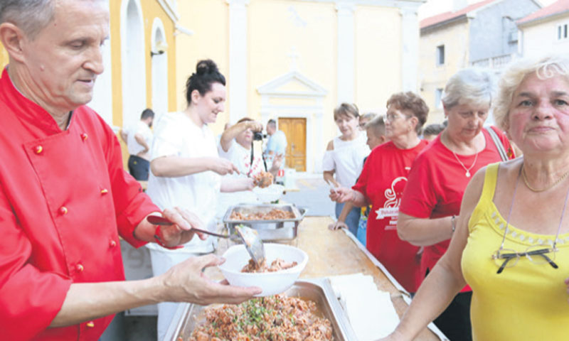 Rižoto od liganja pripremili su kuhari predvođeni chefom Darijom Lideom/Nel Pavletić/PIXSELL