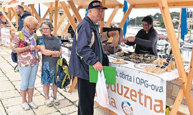 I turisti su za zanimanjem razgledali i kušali ponudu/Hrvoje Jelavić/PIXSELL