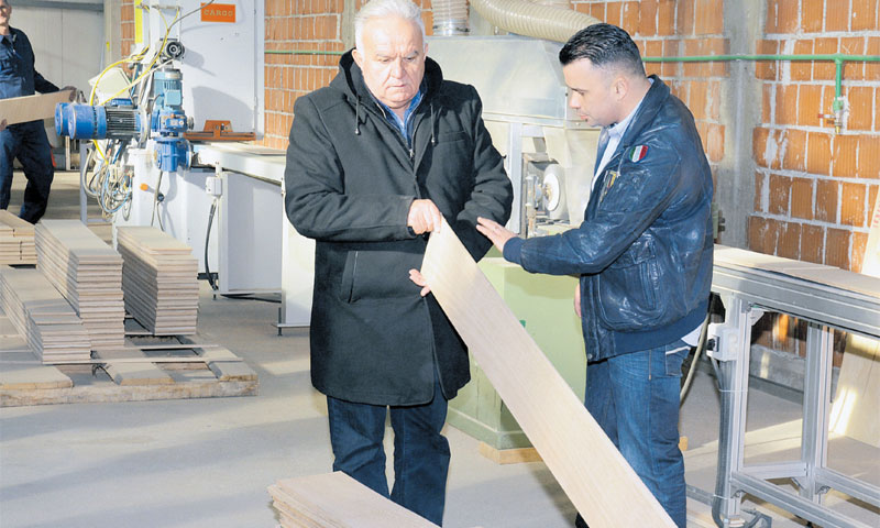 Darinko Dumbović, gradonačelnik Petrinje u tvornici tvrtke NIL-Ž s njezinim vlasnikom Nevenom Žužiće