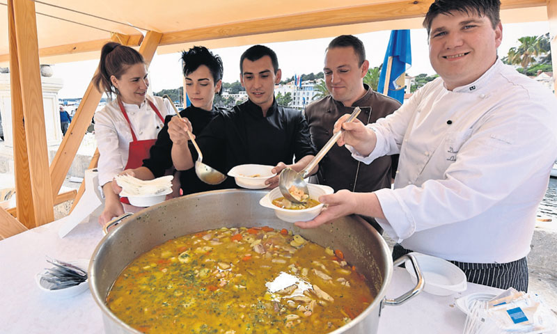 Majstori kuhari počastili goste hvarskom gregadom/Hrvoje Jelavić/PIXSELL