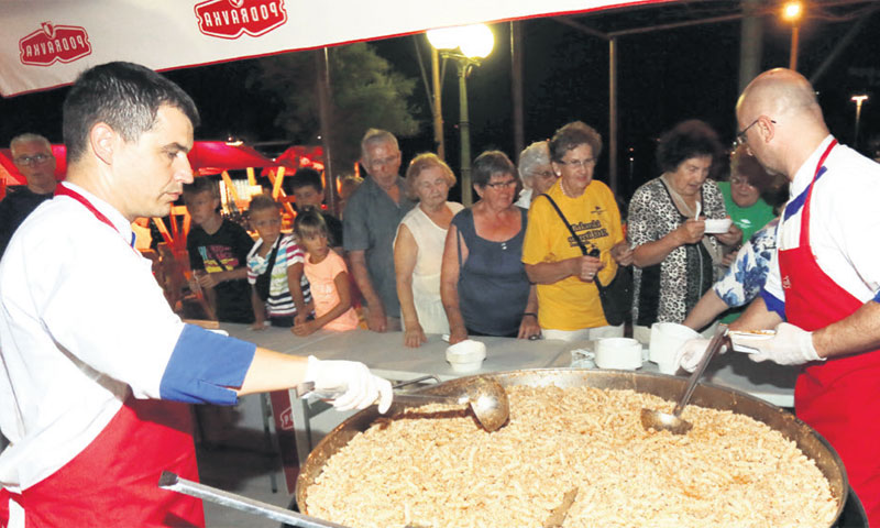 Podravkini promotori kulinarstva Zoran Delić, Robin Knežević i Marko Peras Bakranima i njihovim gost