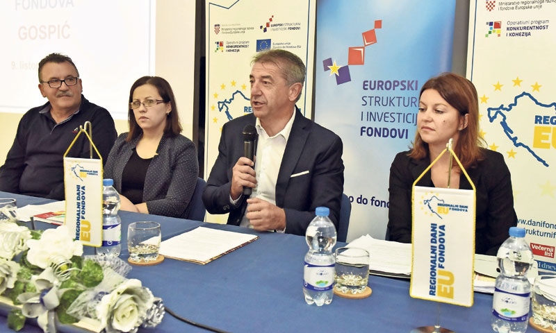 Na panel raspravi sudjelovali su Vladimir Tomaić iz Tomaić-Commercea,  Ivana Starčevič iz LAG-a Lika