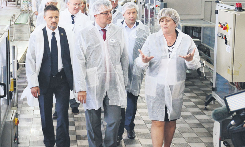 Tehnički premijer Tihomir Orešković u obilasku proizvodnje/Marko Prpić/PIXSELL