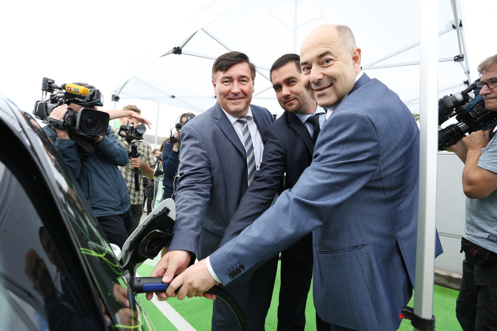 Čelnici Ine i HEP-a sa zamjenikom ministra energetike napunili električni automobil u Brinju, Foto: