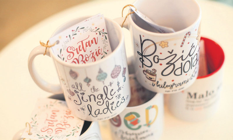 Sama dizajnira natpise na svojim 'šalicama sa stavom' koje mogu biti i originalan poslovni dar/Matij