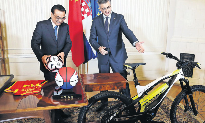 Kineski premijer Keqiang hrvatskom premijeru Plenkoviću darovao košarkaški dres i loptu, a ovaj njem
