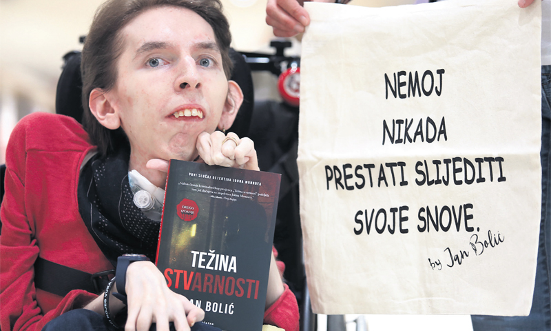 Jan Bolić (24) boluje od mišićne distrofije i knjige piše jednim prstom, a istaknuo se i kao aktivis
