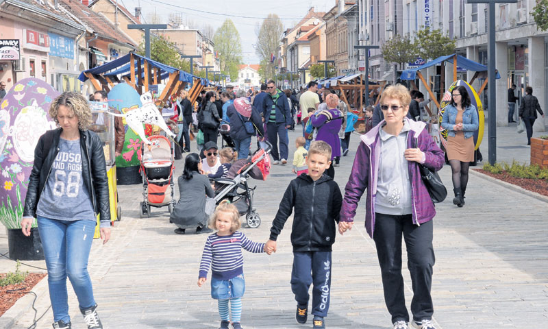 Građani svih uzrasta razgledavali su i kušali domaće proizvode/ Nikola Čutuk/PIXSELL