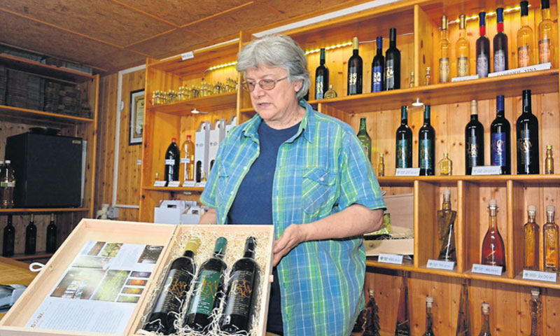 Adela Lneniček pokazuje vina Vinarije Lotada/D. Špehar/PIXSELL
