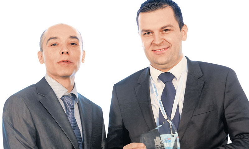 Glavni urednik Poslovnog dnevnika Vladimir Nišević uručio je nagradu gradonačelniku Bjelovara Dariju