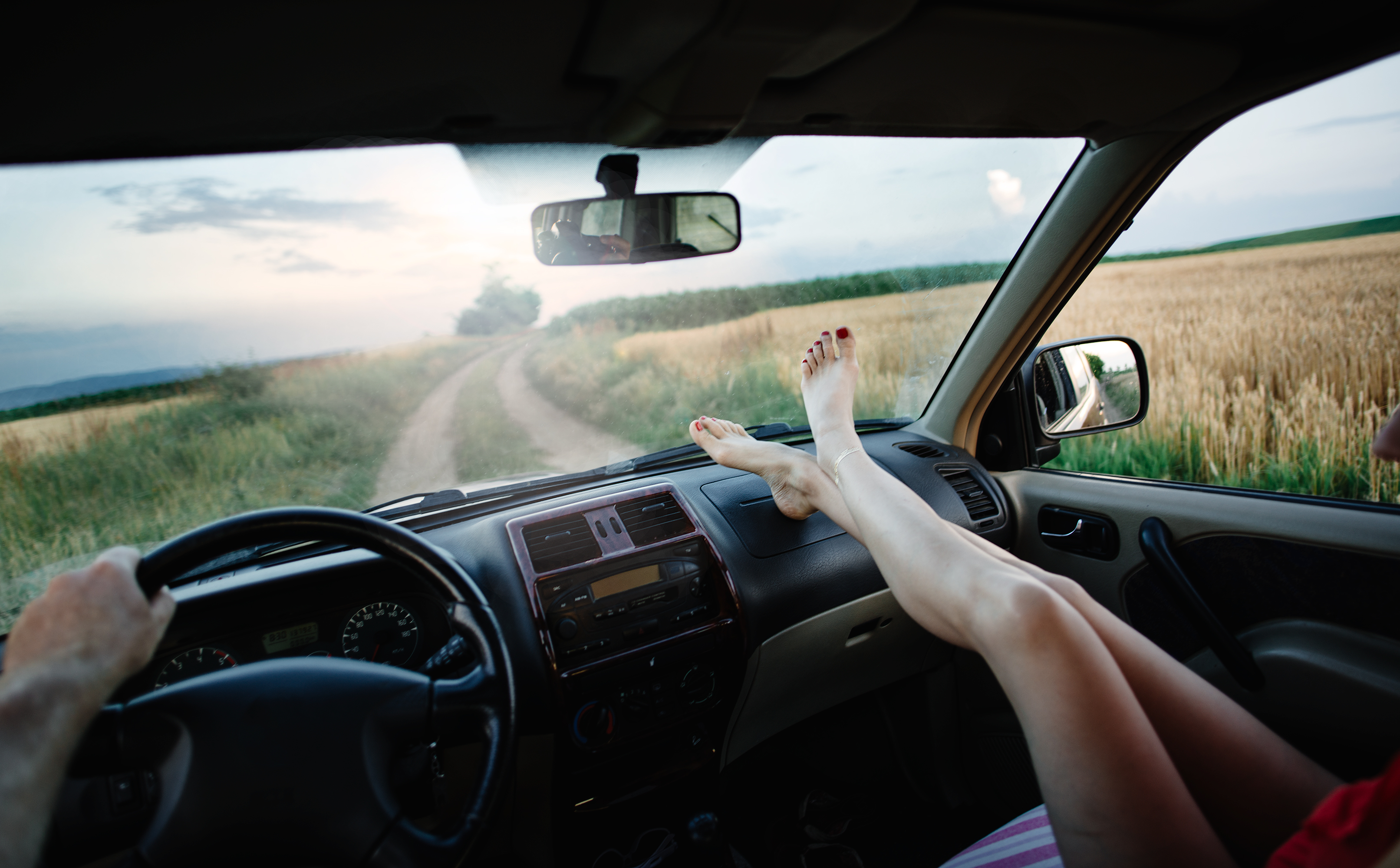 Еду на юг на машине. За рулем машины. Вид из окна машины. Машина лето. Рука из окна машины.