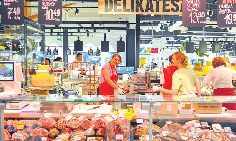 Kupac može razgledavati i pratiti pripremu hrane u pekarnici, mesnici…