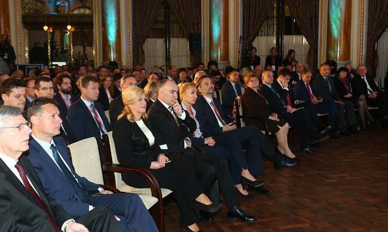 Uglednici u Esplanadi prate izlaganja  tijekom konferencije/Goran Stanzl/PIXSELL