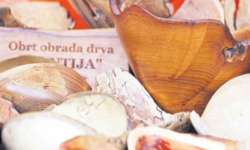 Suhomesnati proizvodi na jednom, a kamene slike na drugom štandu plijenili su pozornost/Nel Pavletić