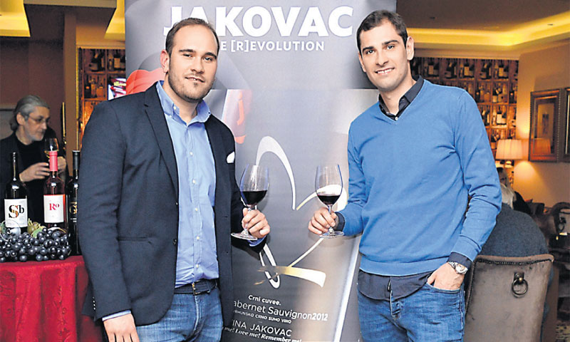 Ozren i Ognjen Jakovac godišnje proizvedu 55.000-60.000 litara vina