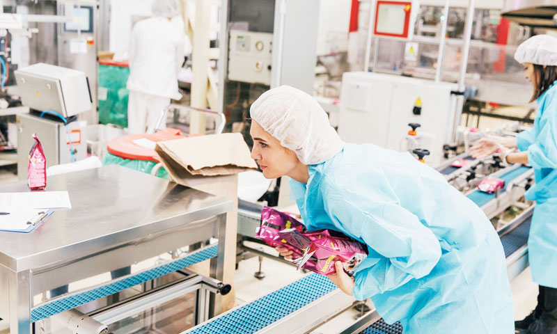 Proizvodnja kave je automatizirana uz nadzor čovjeka, a u proizvodnji je zaposleno 30 ljudi