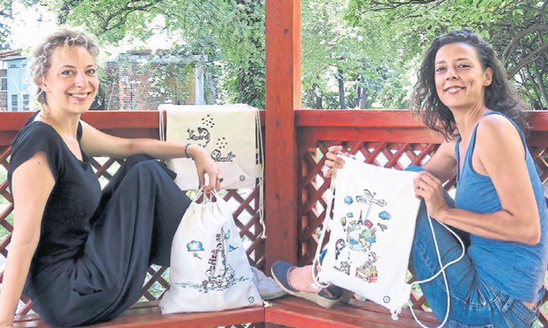 Lana Hudina i Lucija Kvorka oslikavaju i ručno šiju predmete za nošenje stvari