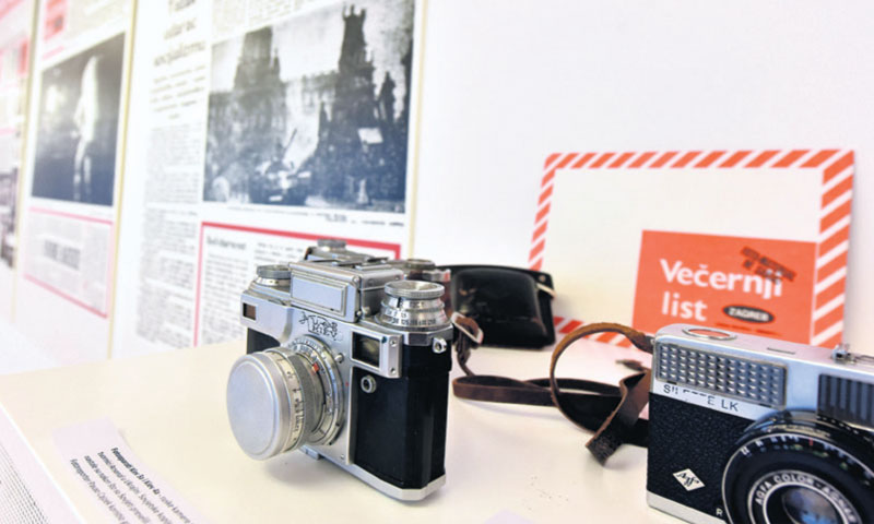 Osim naslovnica, izloženi su i brojni drugi 'eksponati' iz 60-godišnje povijesti Večernjeg lista/Hrv