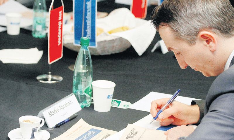 Nakon što su pozorno popratili studentske prezentacije, ocjenjivački sudovi odabrali su najbolje pro