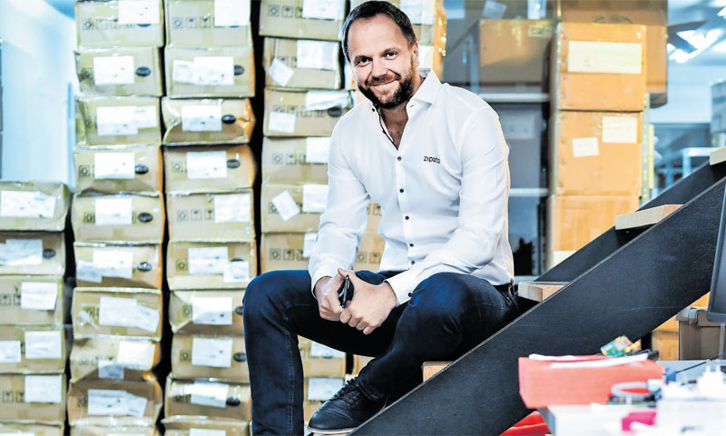 S. Popović u Zipatovoj tvornici udaljenoj 100 m od Kvatrića (ZG)/FOTO