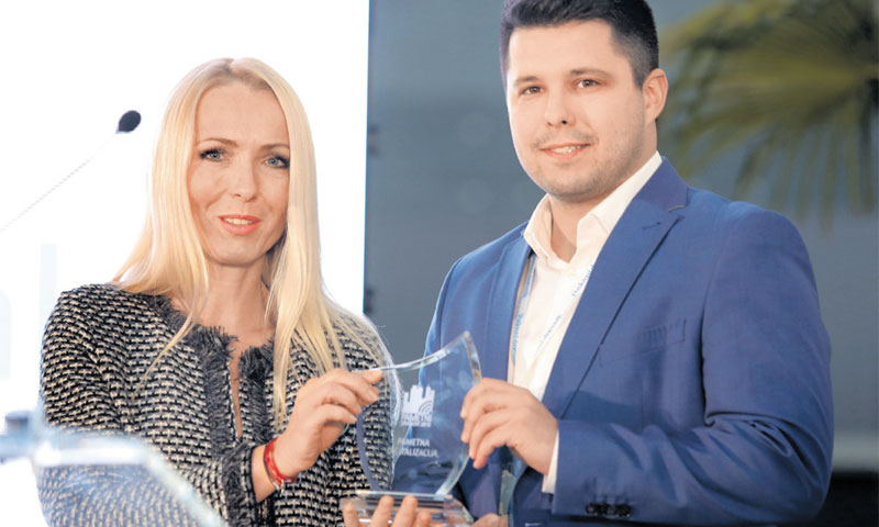 Gradonačelniku Vrgorca Anti Pranjiću nagradu je dodijelila predsjednica Uprave Večernjeg lista Andre