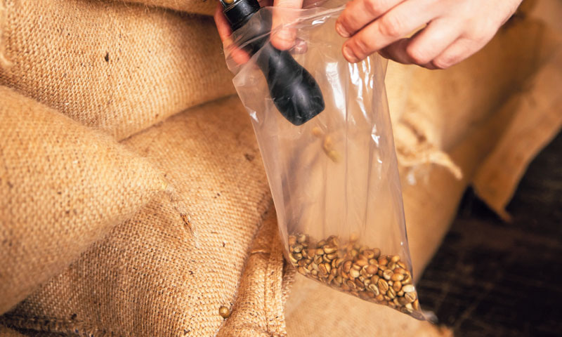 Proizvodnja kave je automatizirana uz nadzor čovjeka, a u proizvodnji je zaposleno 30 ljudi