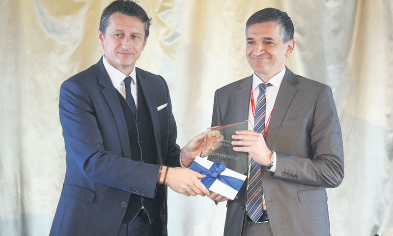 Priznanje za uzlet investicija članu Uprave MZLZ Franjo Tuđman Davidu Gabelici predao je čelnik PwC-