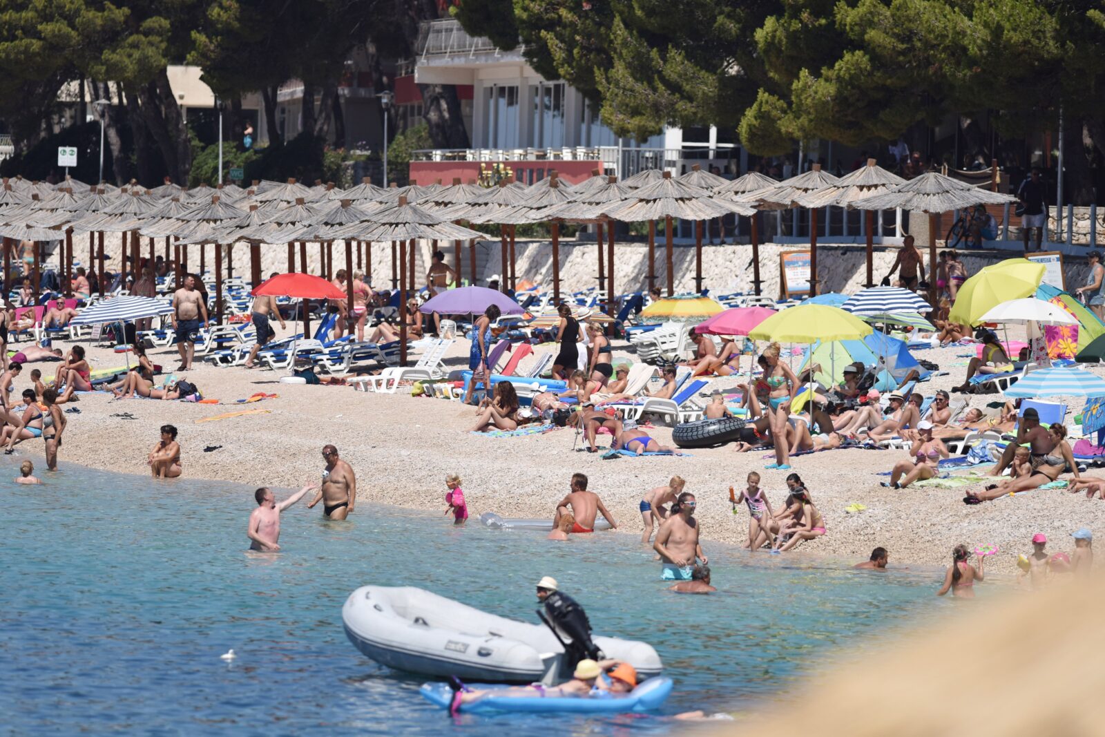 Foto: Hrvoje Jelavic/PIXSELL (S plaže gosti često svrate u barove i vole osjetiti pozitivnu atmosfer