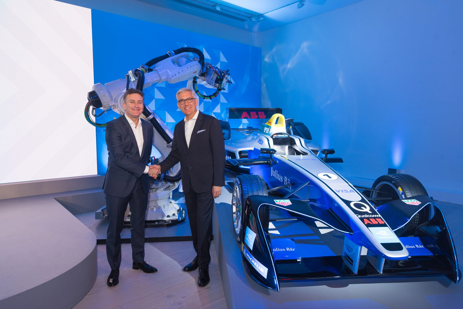 Rukovanje Ulrich Spiesshofera, ABB CEO i Alejandro Agaga, osnivača i CEO Formule E
