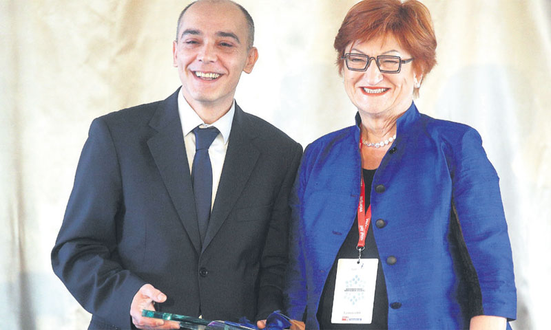 Vladimir Nišević je nagradu za uzlet dobiti za tvrtku Agrimatco primio od Danice Purg, predsjednice