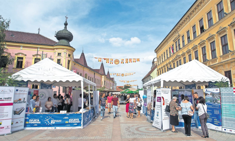 Informativni punktovi i izložbeni štandovi u centru Vinkovaca/Davor Javorović/PIXSELL